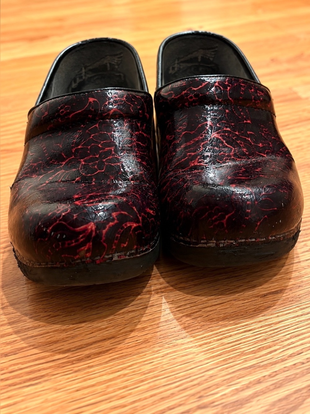 Dansko Go 2.0 Clogs Dark Red Black Floral Embossed Comfort Slip On Shoes Size 37 - Picture 3 of 5